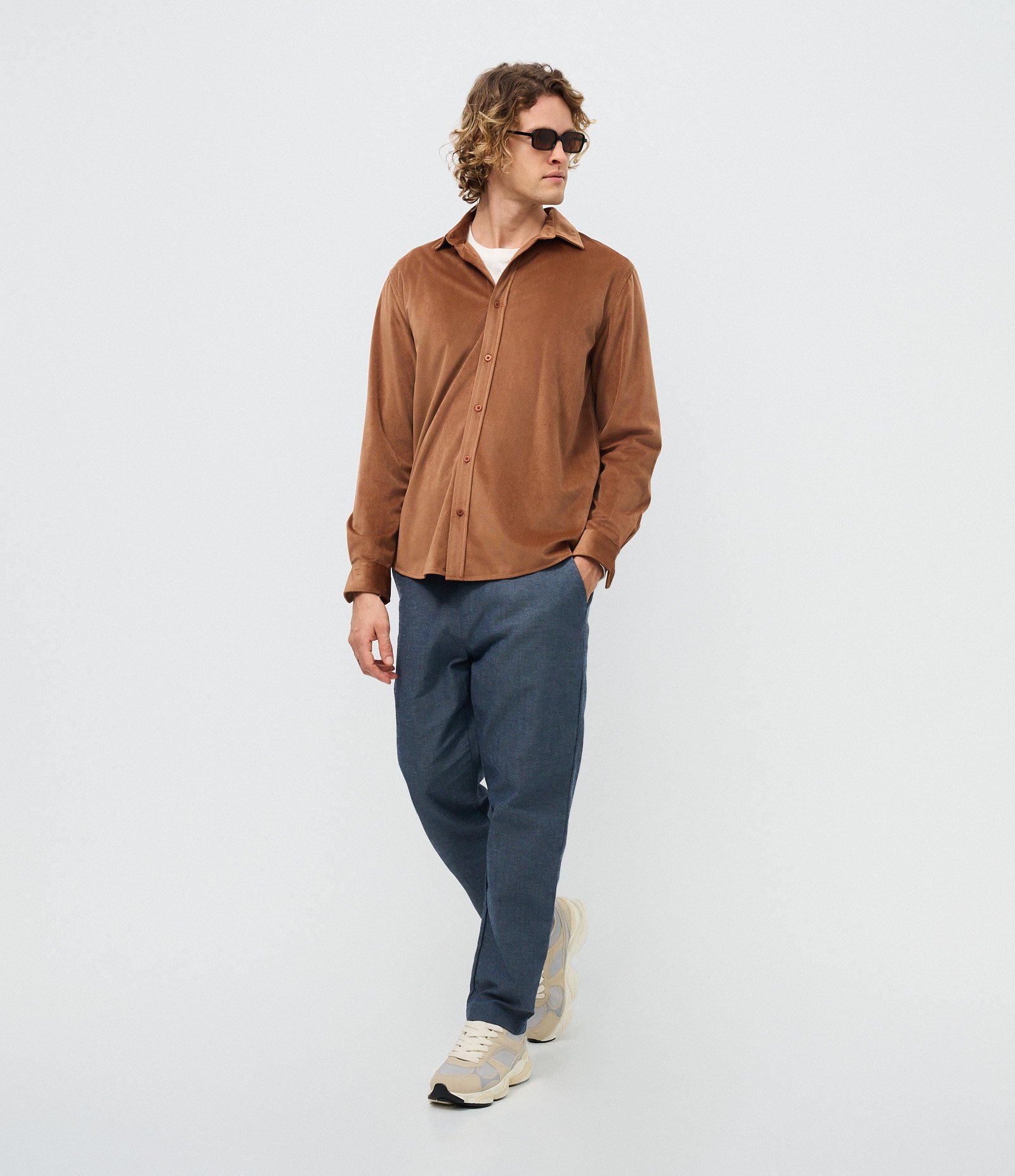 Camisa Comfort Manga Longa Veludo Marrom 2