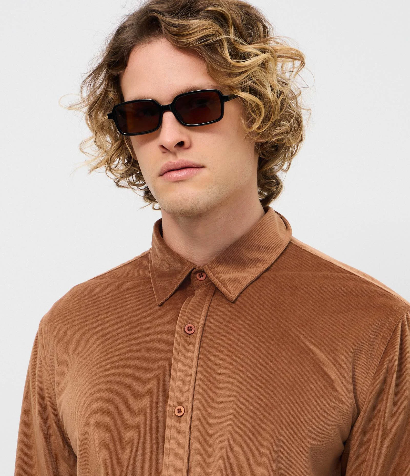 Camisa Comfort Manga Longa Veludo Marrom 3