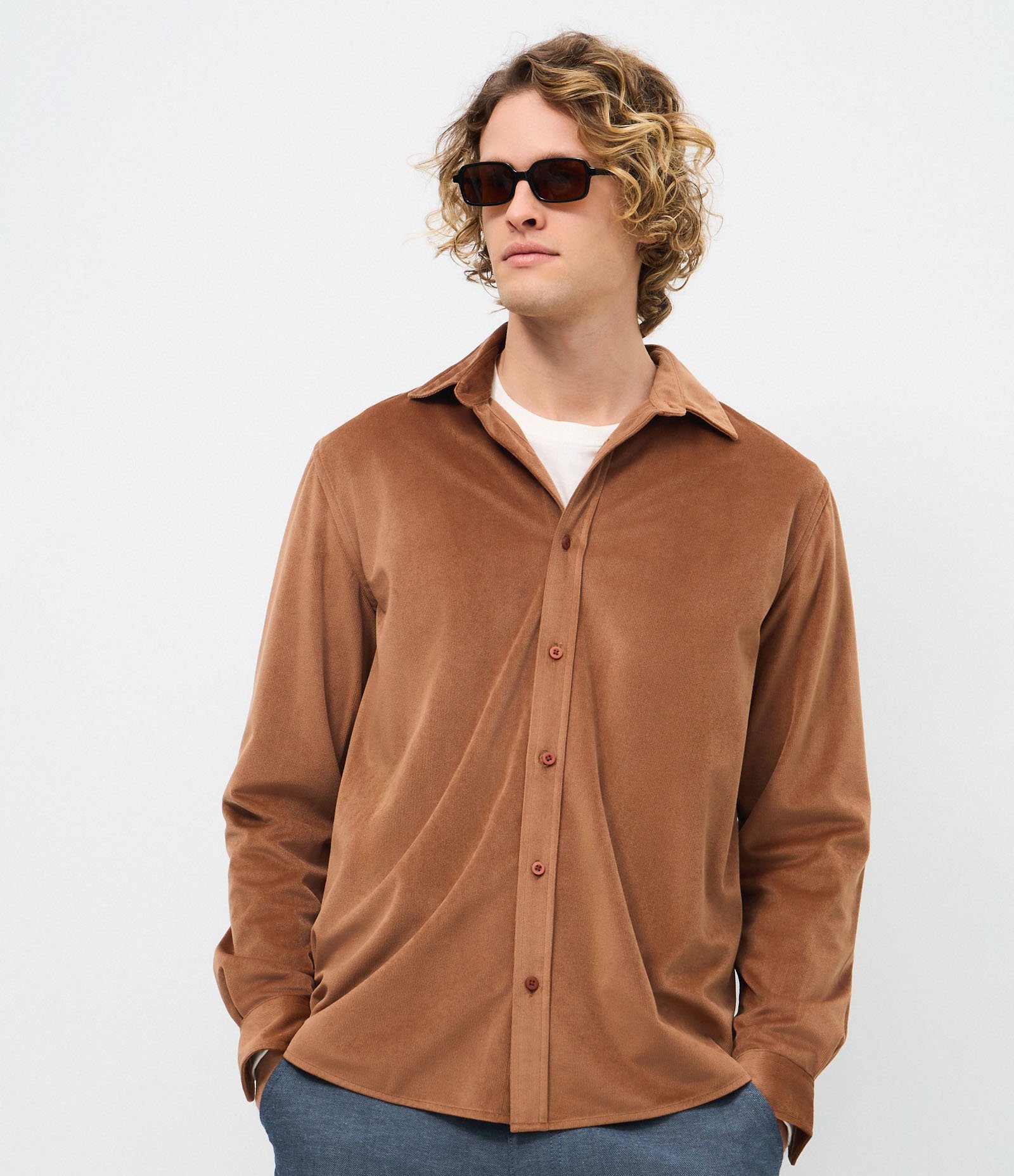 Camisa Comfort Manga Longa Veludo Marrom 4