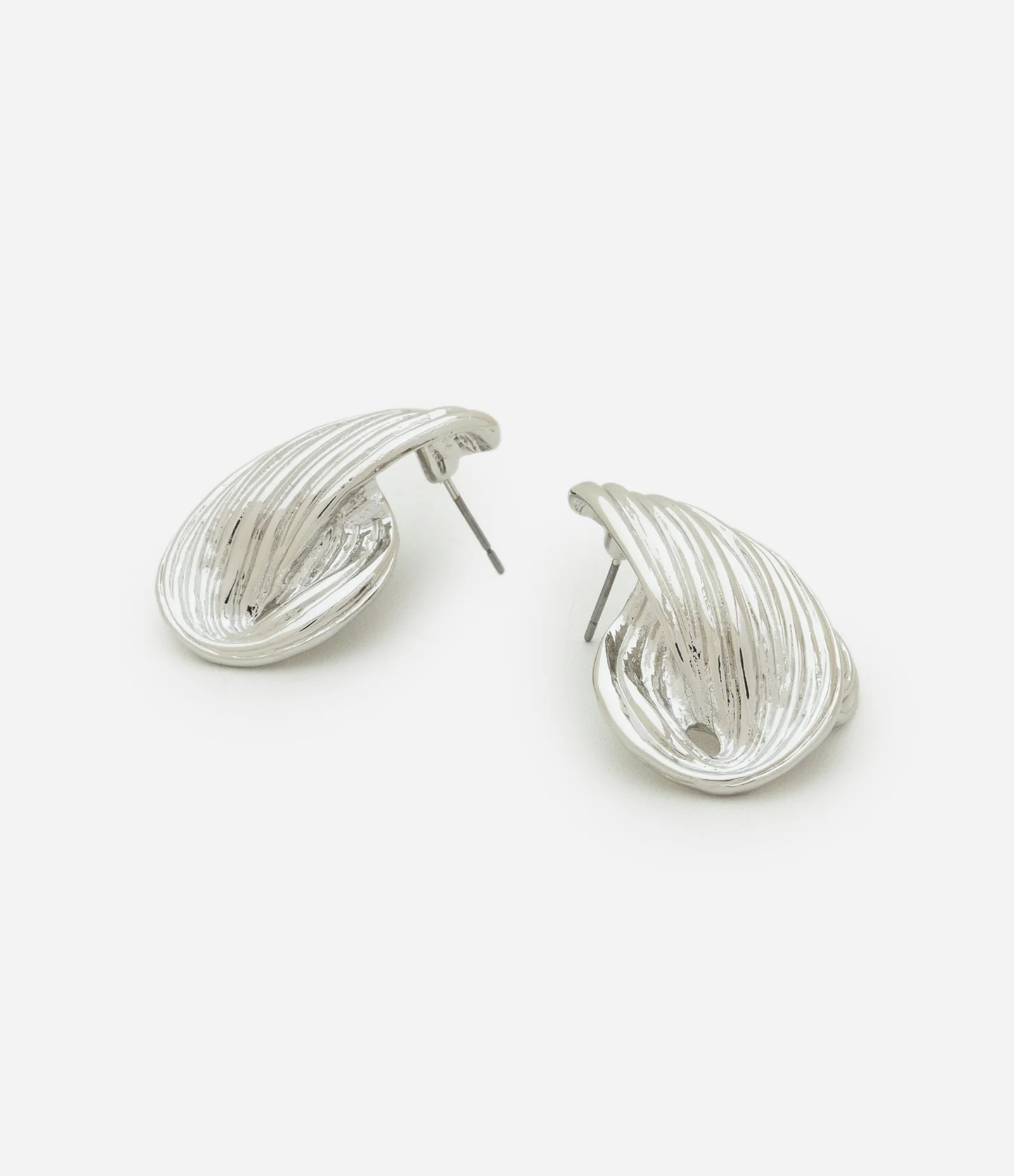 Brinco Botão Torcido Metalizado Prata 2