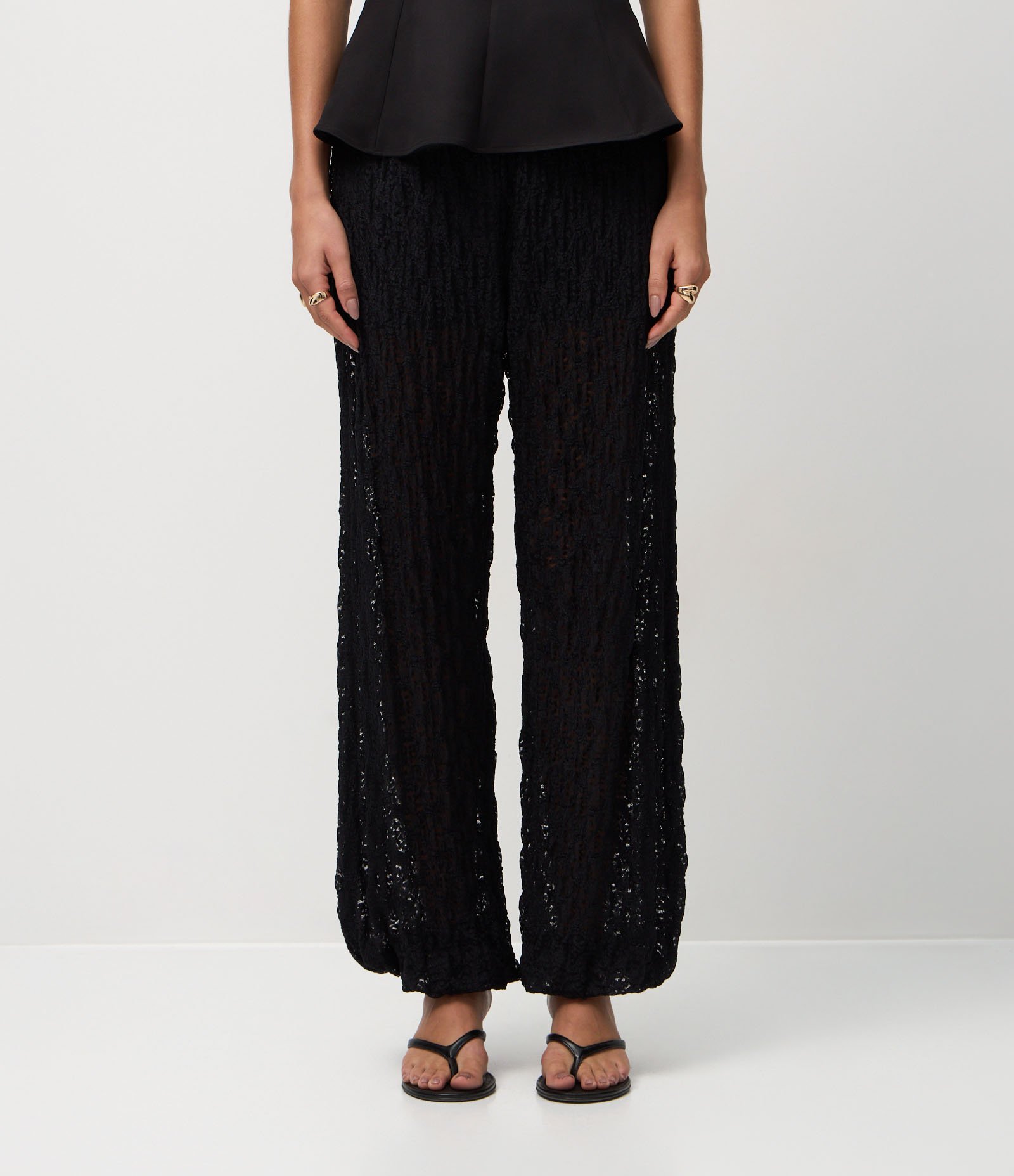 Calça Aladim em Renda com Forro e Elástico na Barra Preto 3