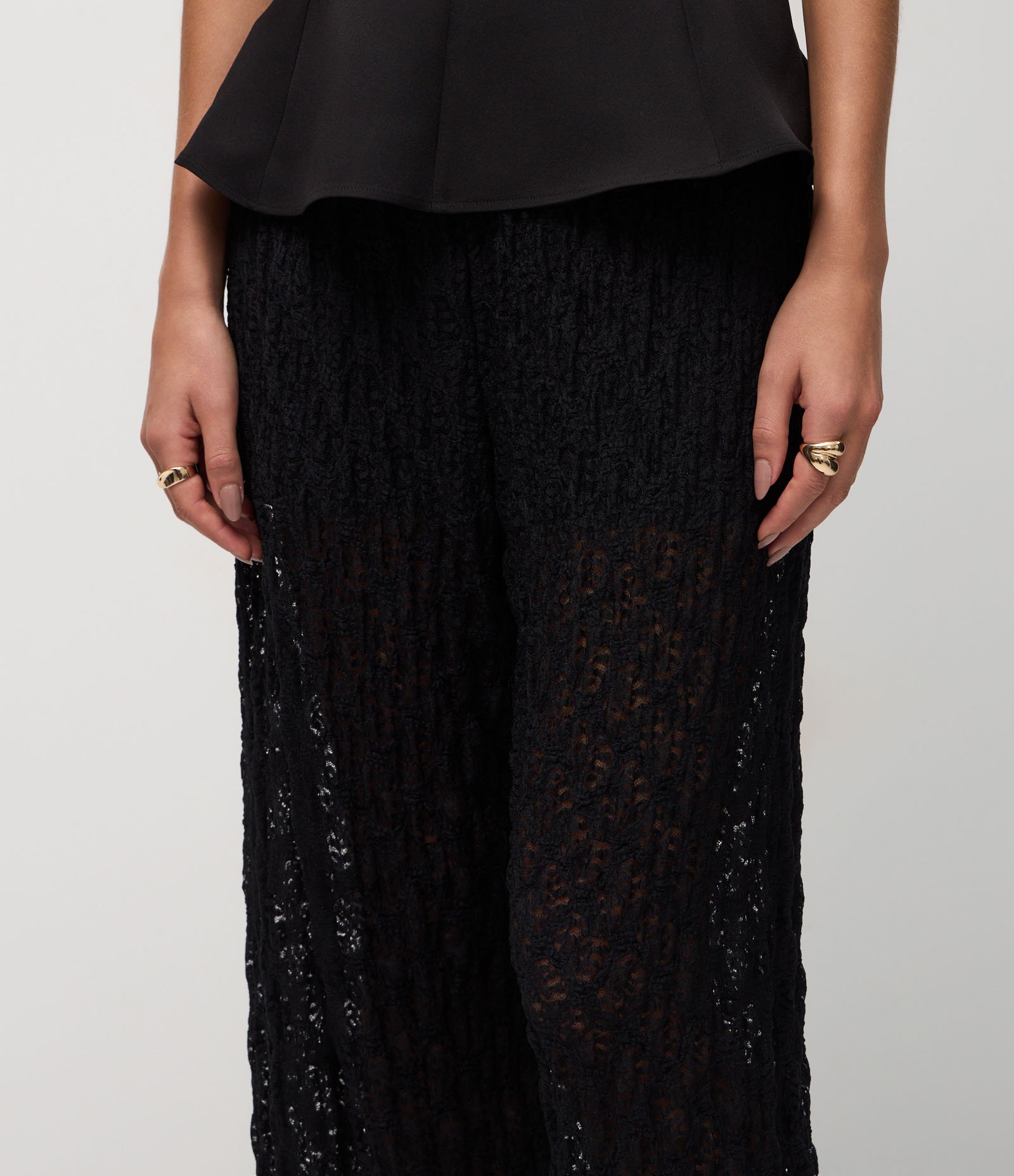 Calça Aladim em Renda com Forro e Elástico na Barra Preto 4