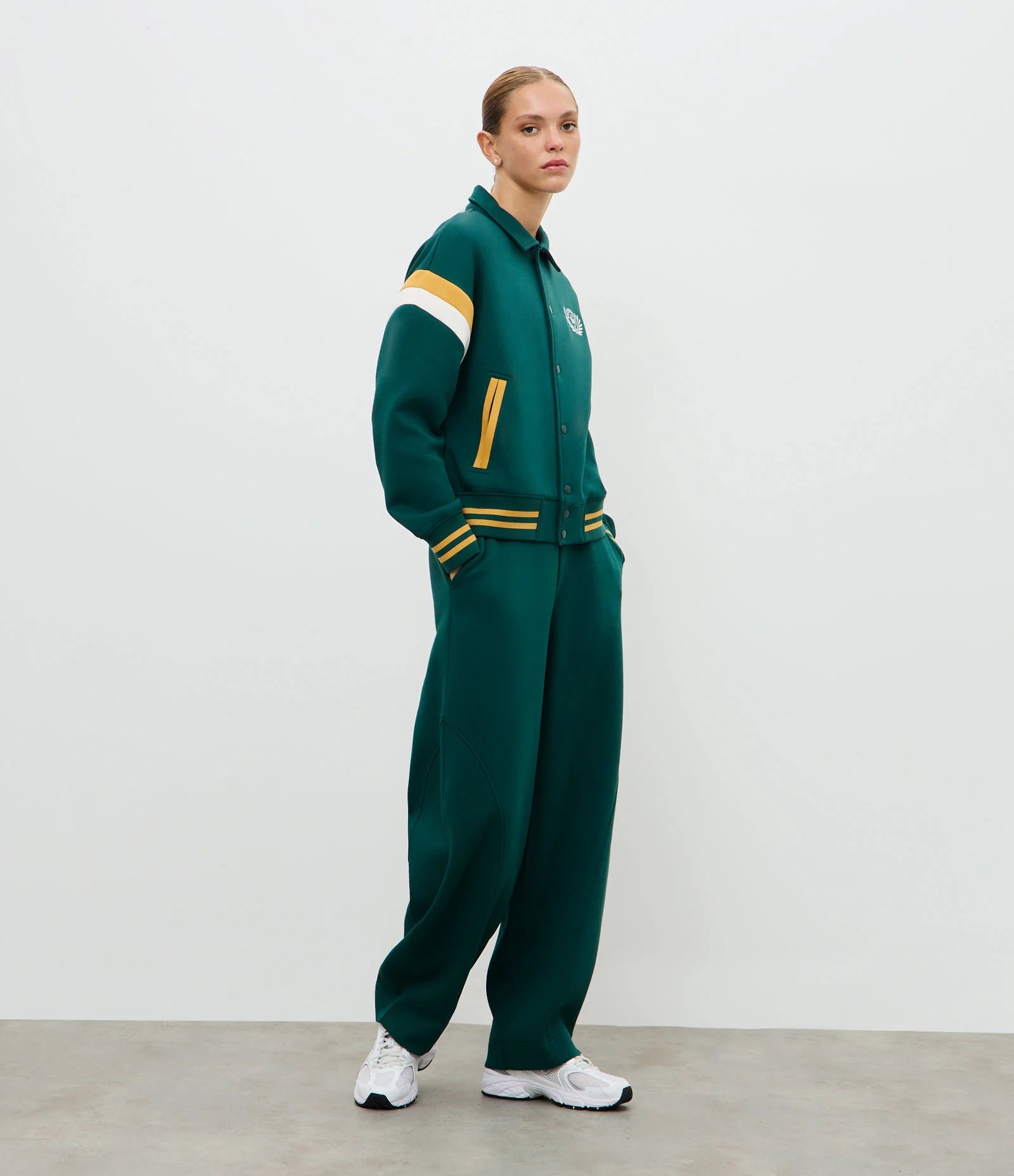 Jaqueta Esportiva College com Bordado e Listras Contrastantes Verde 2