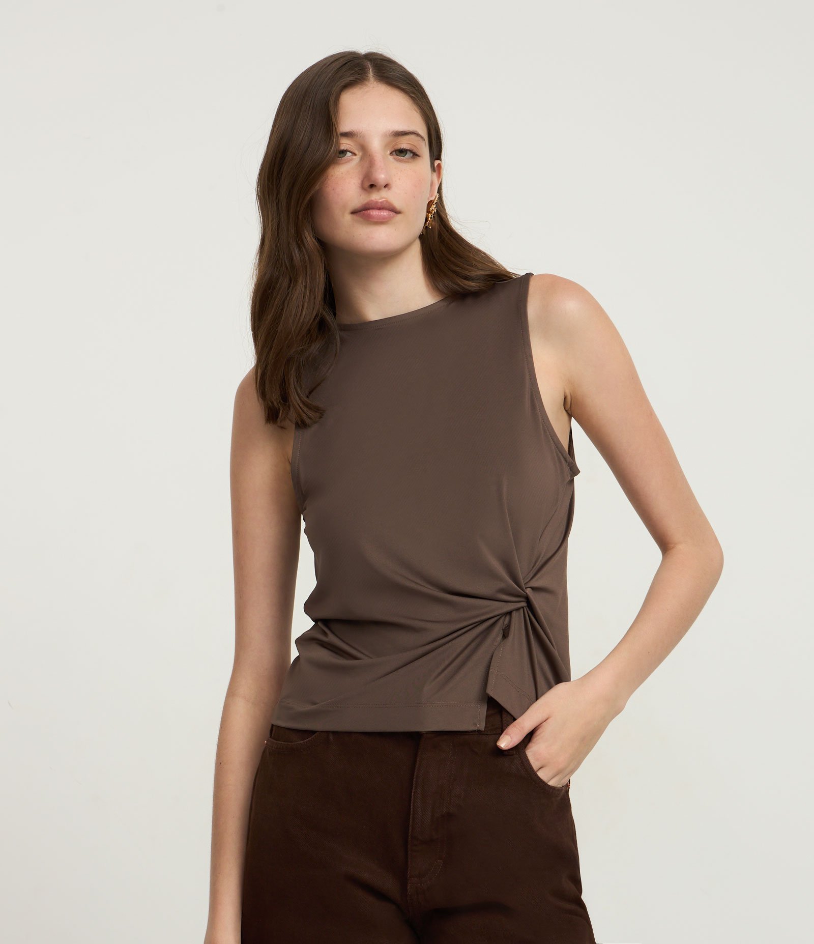 Blusa Regular em Helanca com Decote Canoa e Torção Lateral Marrom 1