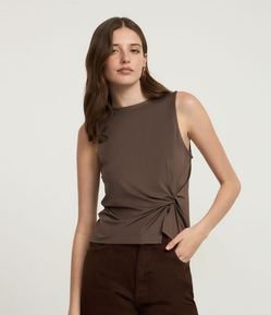 Blusa Regular em Helanca com Decote Canoa e Torção Lateral