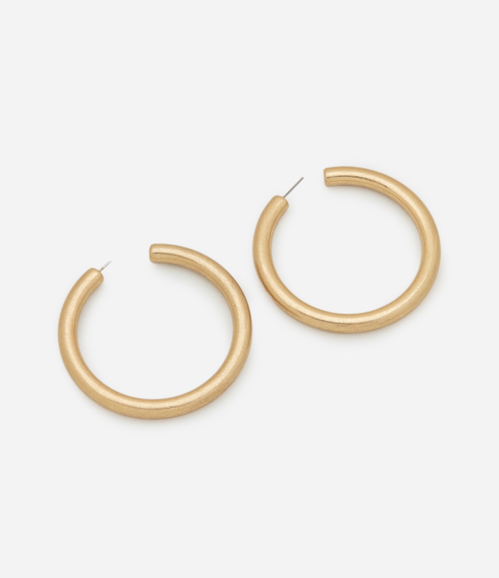 Brinco Argola Média em Metal Tubular Dourado 1