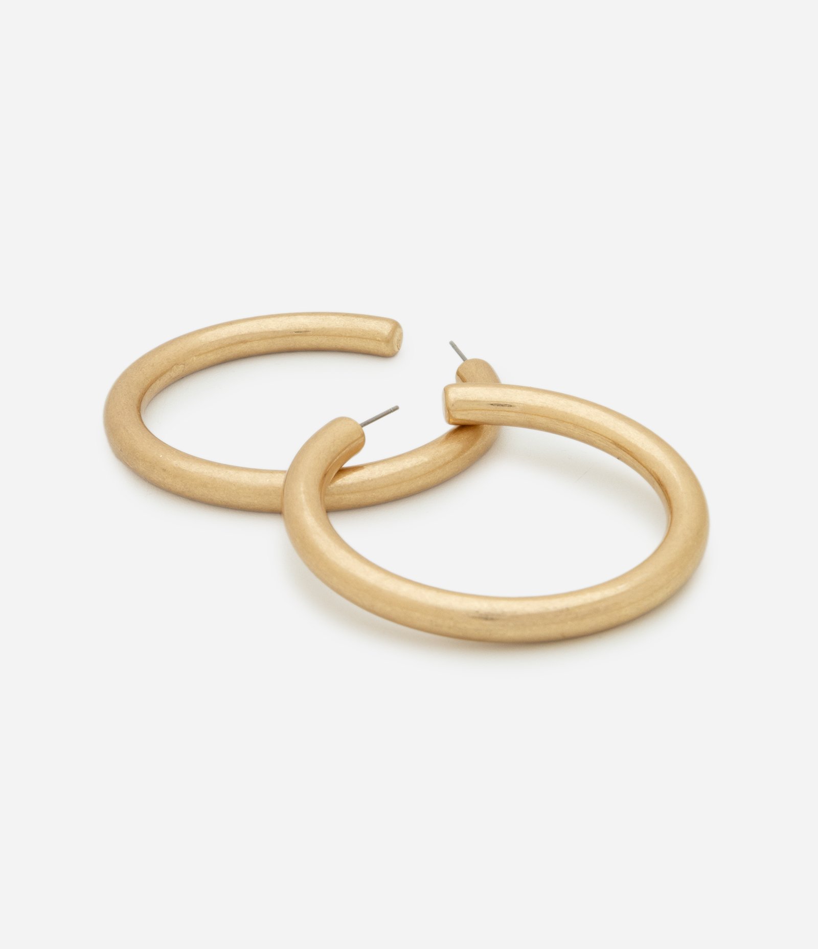 Brinco Argola Média em Metal Tubular Dourado 2