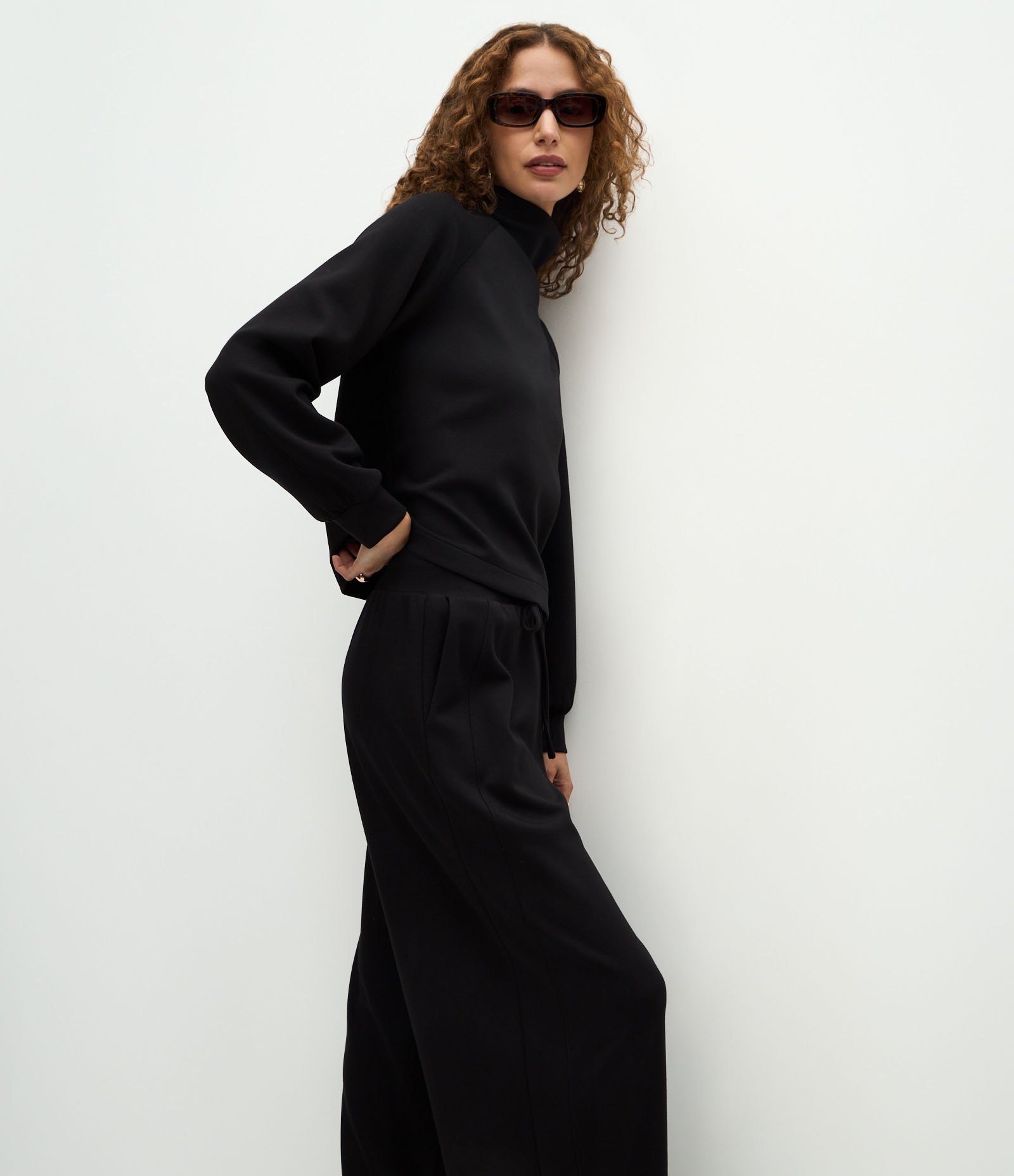 Calça Reta Moletom com Amarração no Cós Preto 2