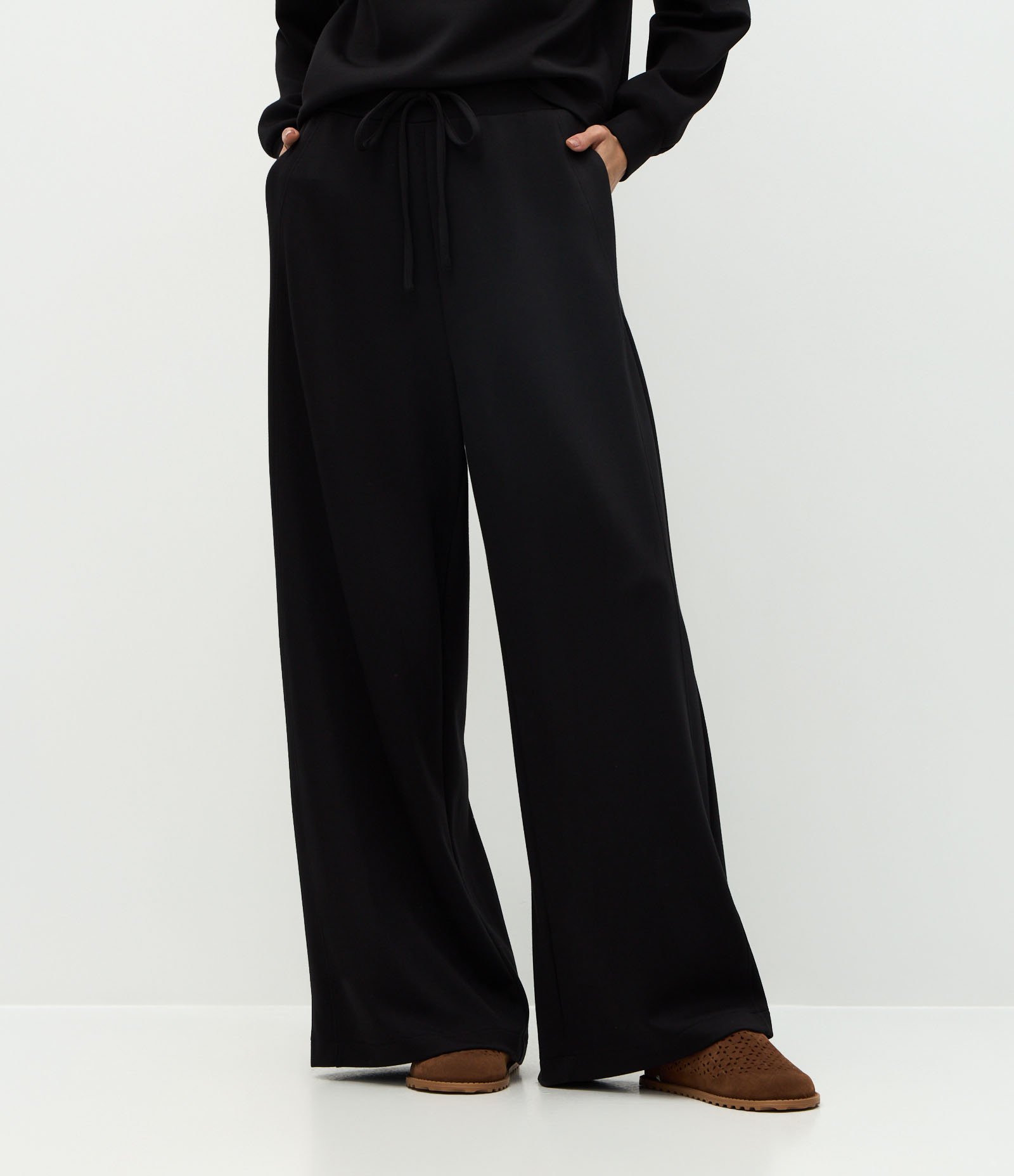 Calça Reta Moletom com Amarração no Cós Preto 3