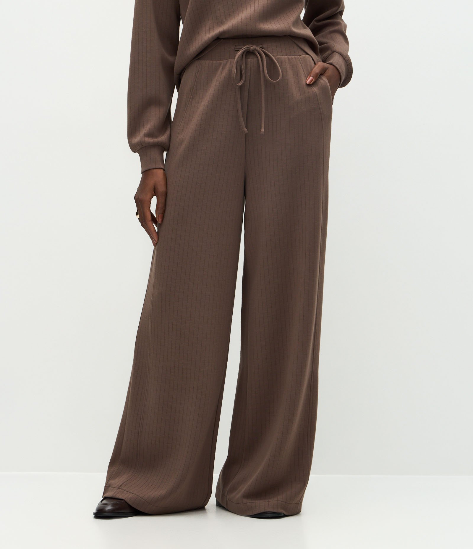 Calça Reta Moletom com Amarração no Cós Marrom 3