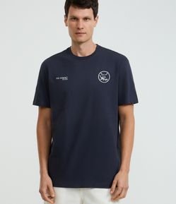 Camiseta em Algodão com Estampa Localizada Resort Club Cadeira de praia