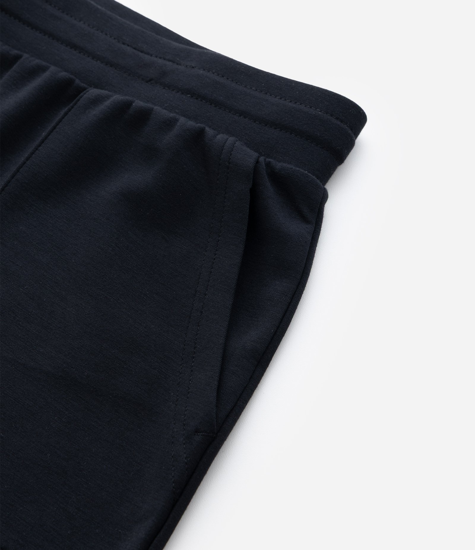 Calça Reta Esportiva em Modal com Bolsos Preto 8