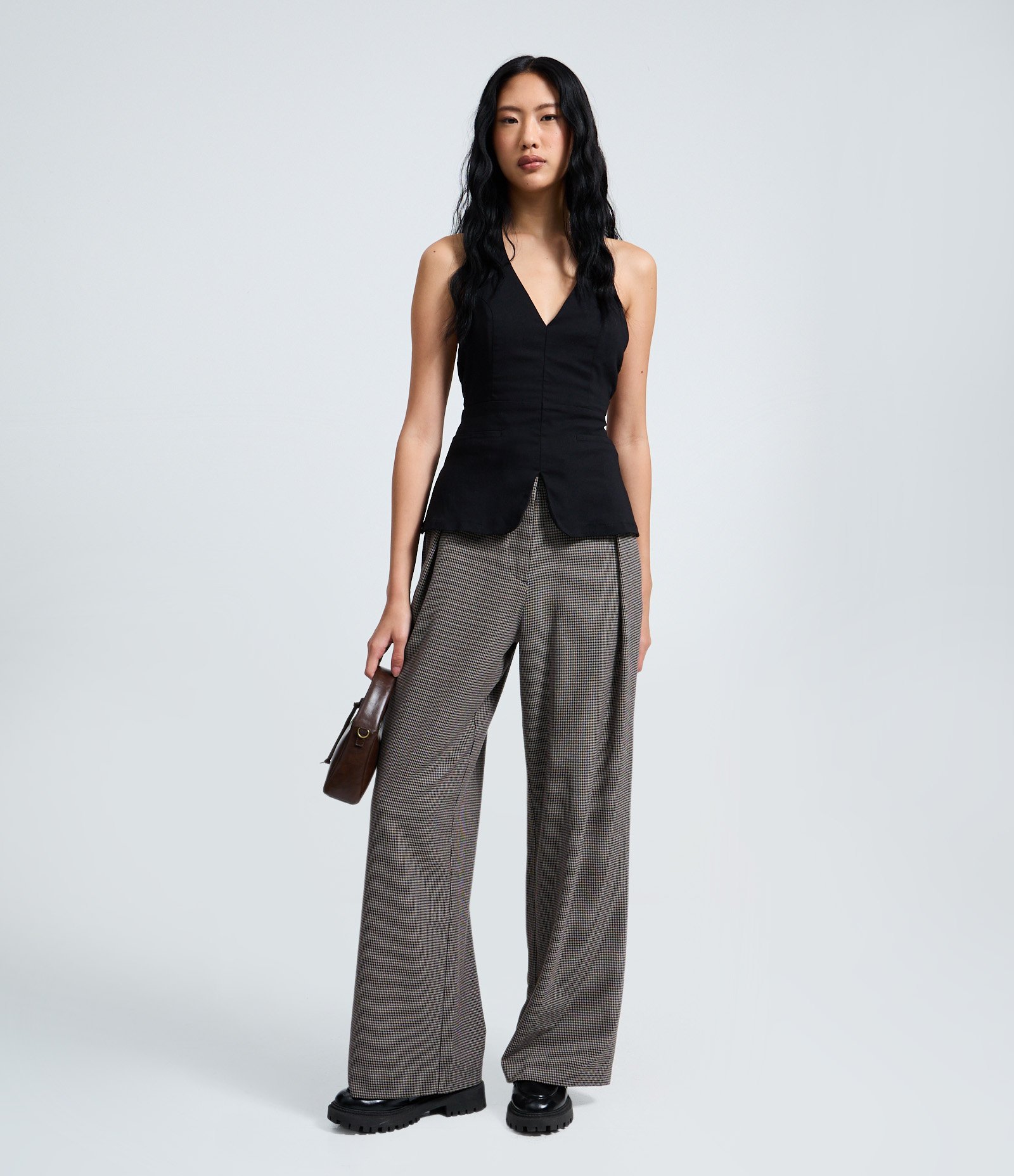 Calça Alfaiataria Com Pregas Frontais e Cinto com Fivela Cinza 1