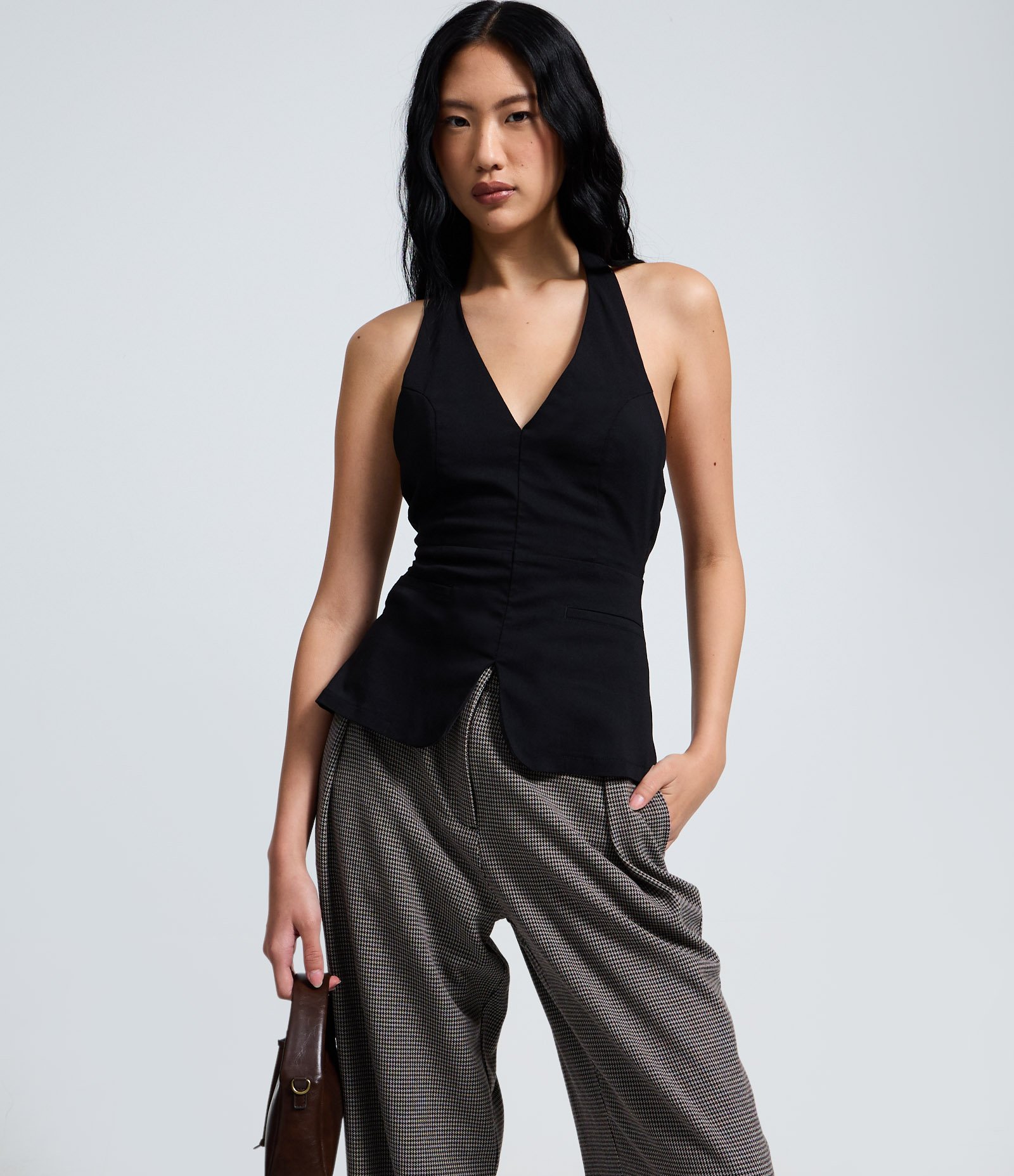 Calça Alfaiataria Com Pregas Frontais e Cinto com Fivela Cinza 2