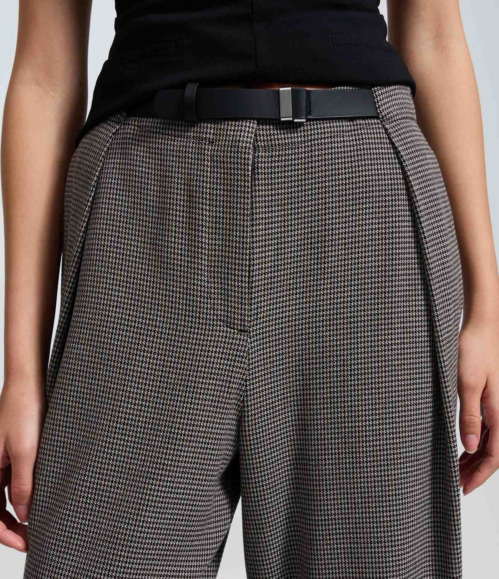 Calça Alfaiataria Com Pregas Frontais e Cinto com Fivela Cinza 4