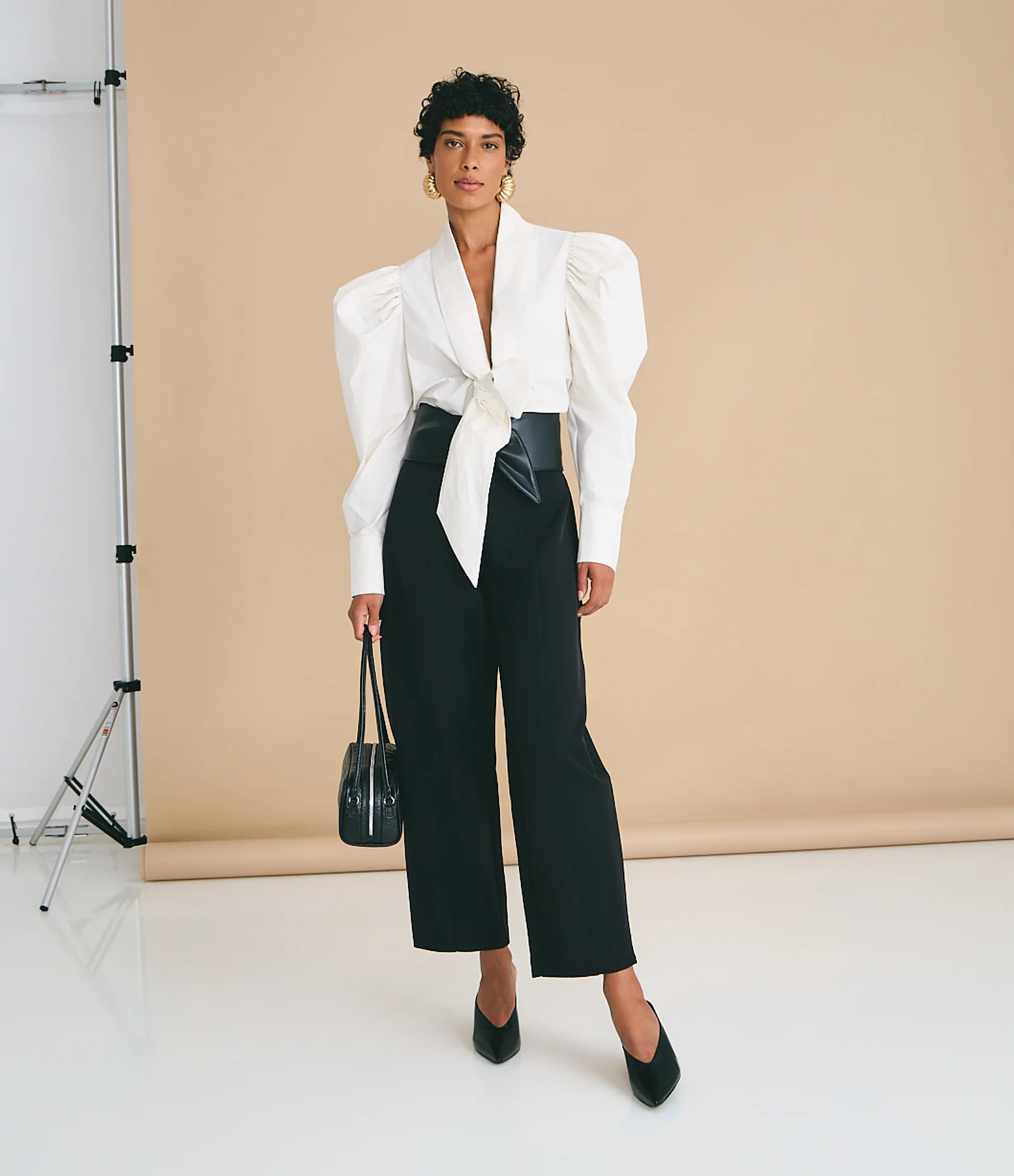 Calça Barrel Alfaiatada com Detalhe no Cós Preto 1