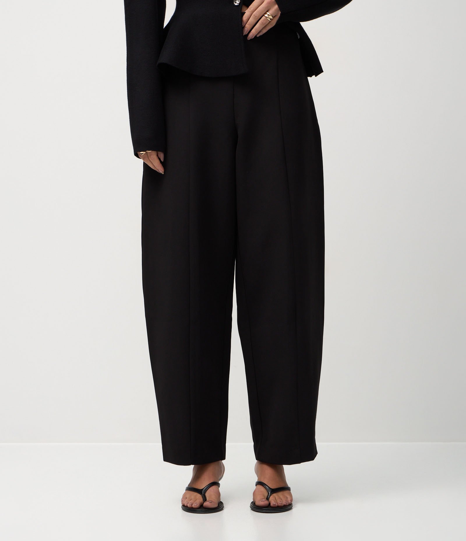 Calça Barrel Alfaiatada com Detalhe no Cós Preto 4