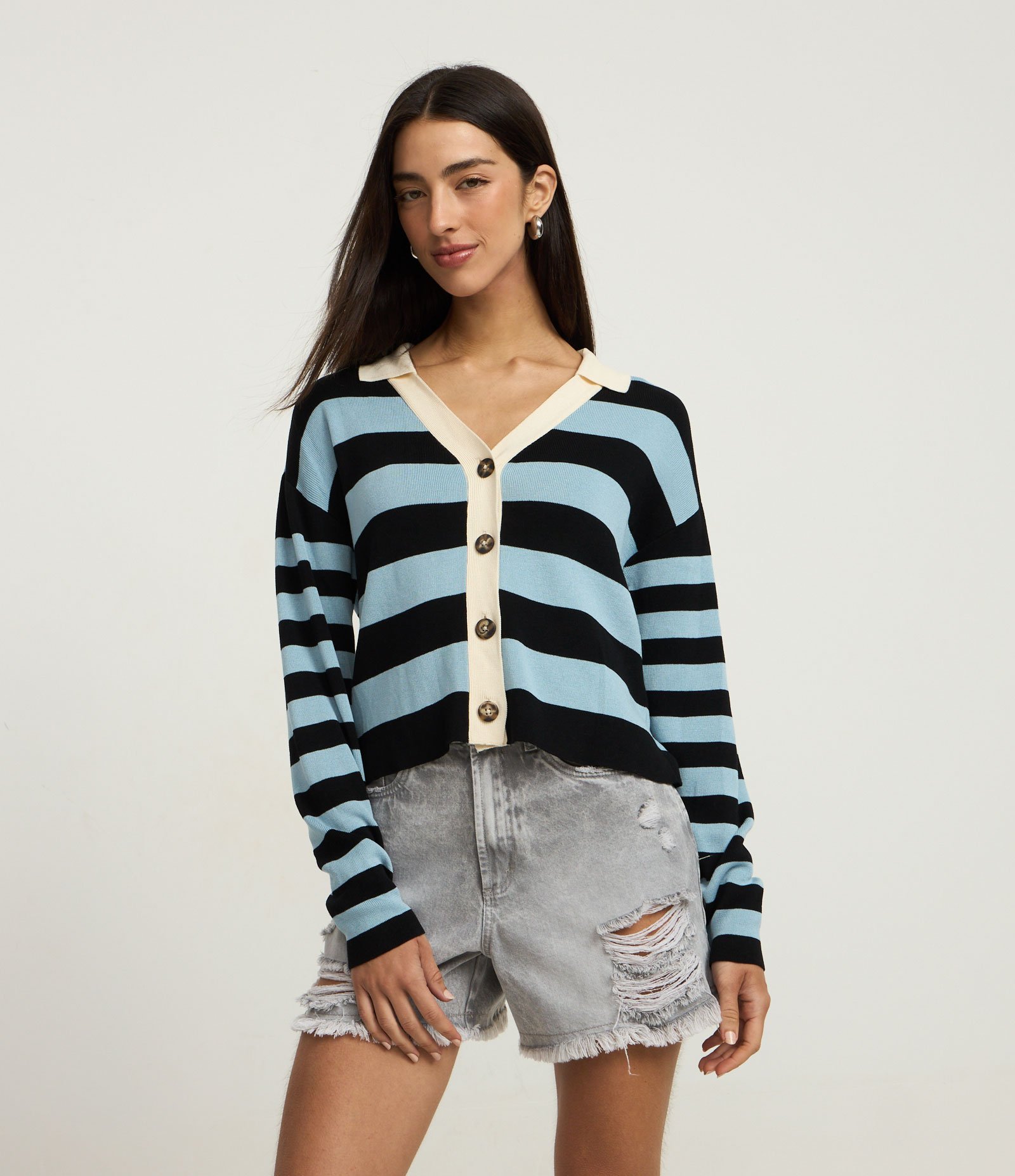 Short Jeans com Barra Desfiada e Puídos Cinza 1