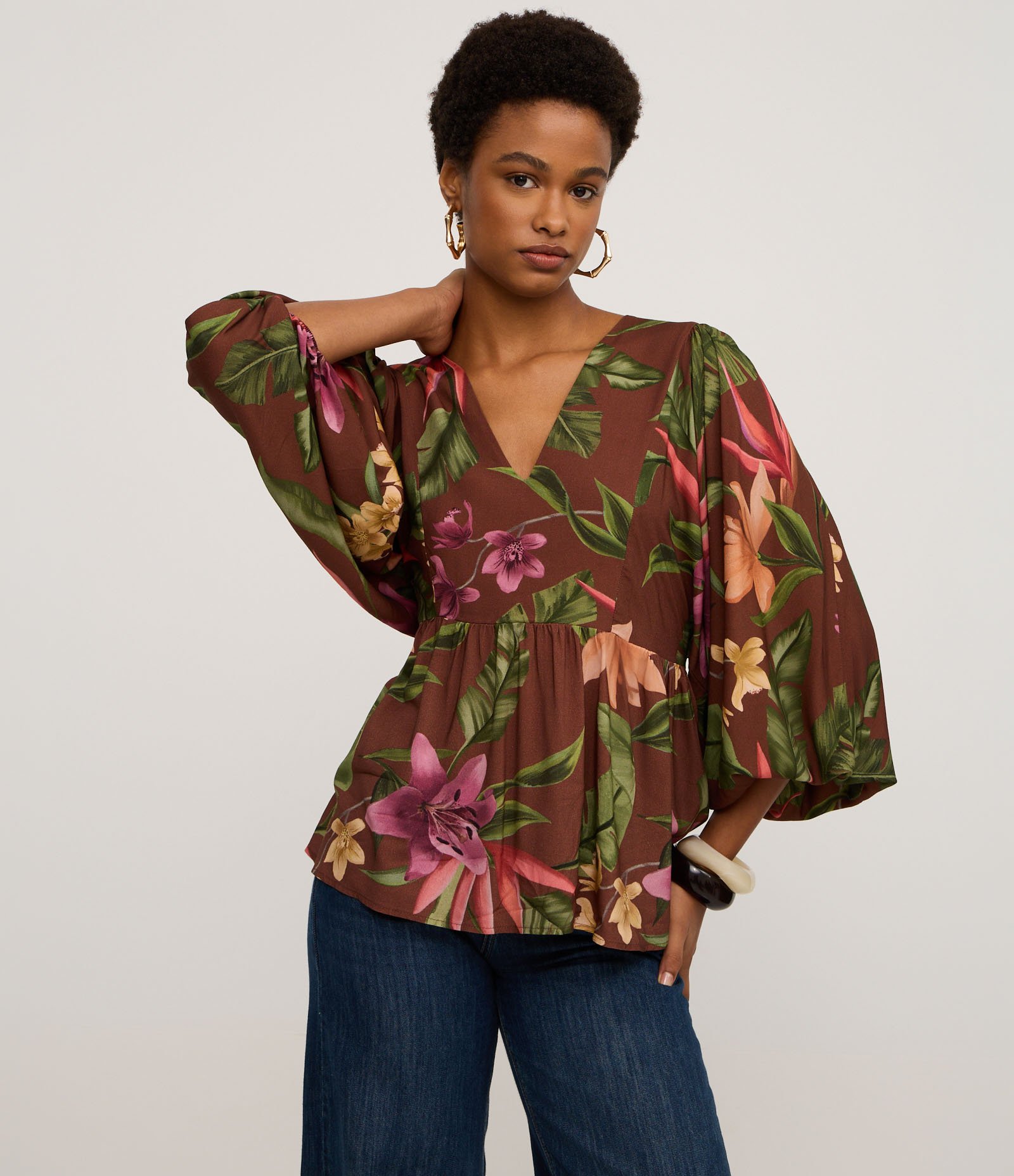 Blusa em Viscose com Decote V e Estampa Floral Marrom 1