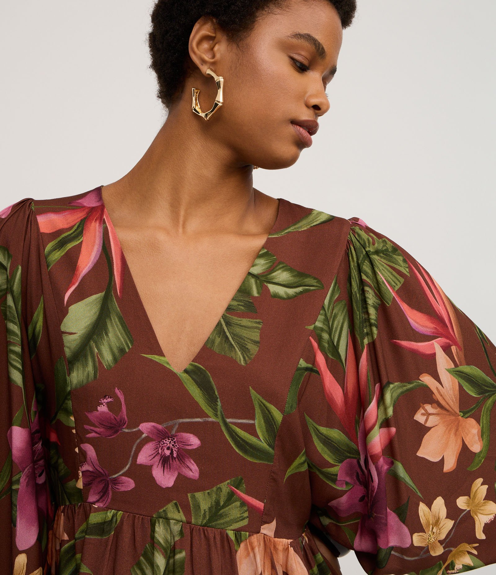 Blusa em Viscose com Decote V e Estampa Floral Marrom 3