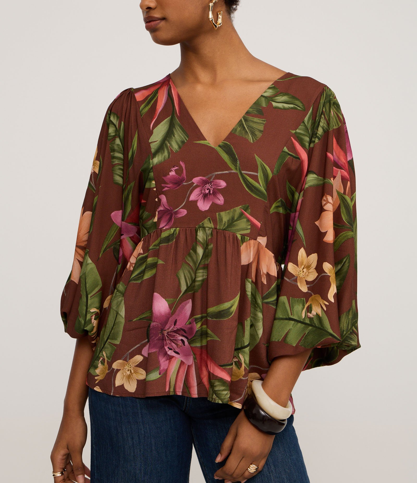 Blusa em Viscose com Decote V e Estampa Floral Marrom 4