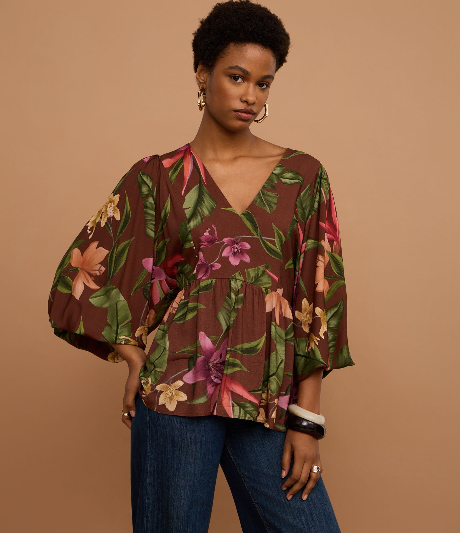 Blusa em Viscose com Decote V e Estampa Floral Marrom 5