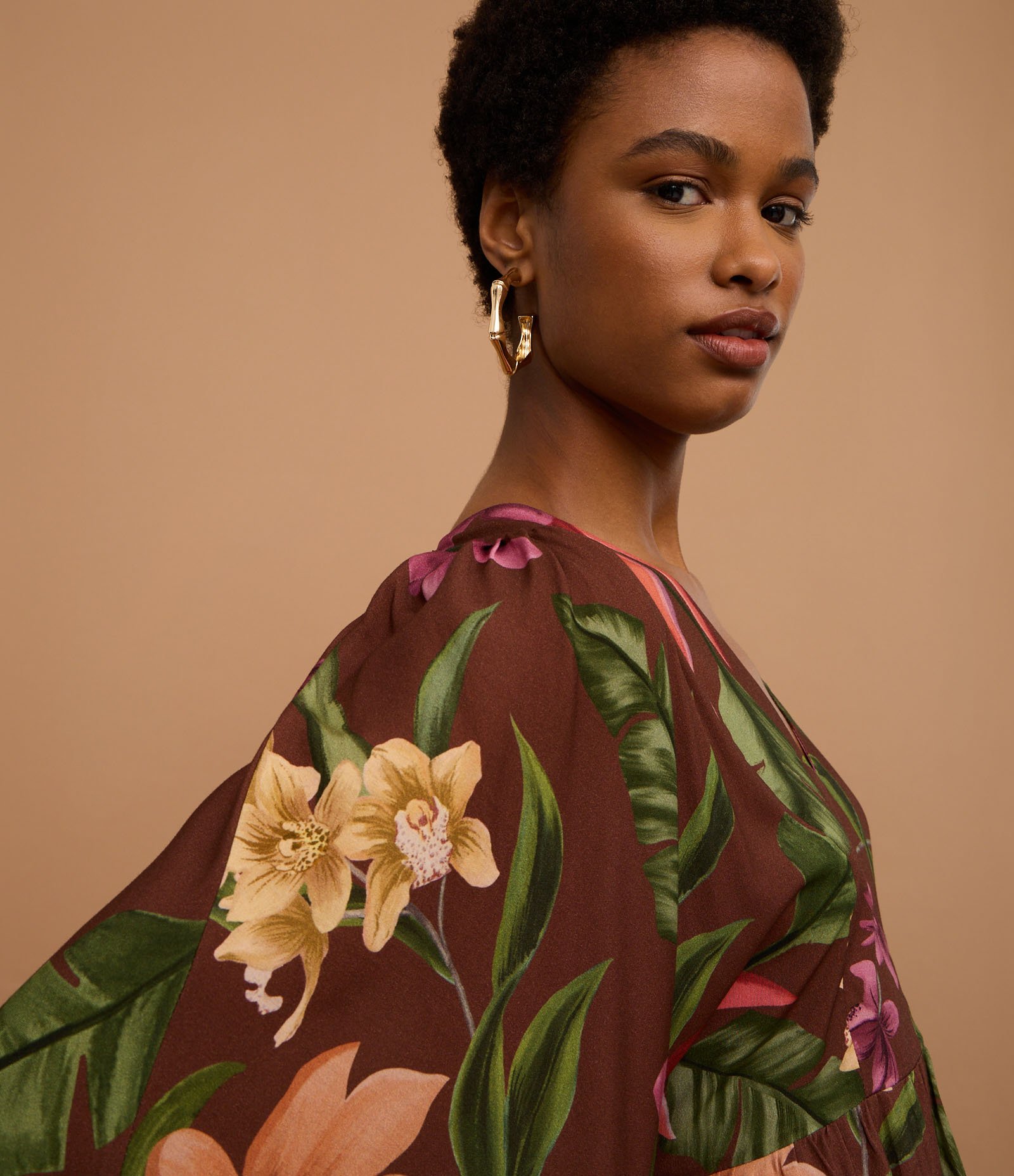 Blusa em Viscose com Decote V e Estampa Floral Marrom 6