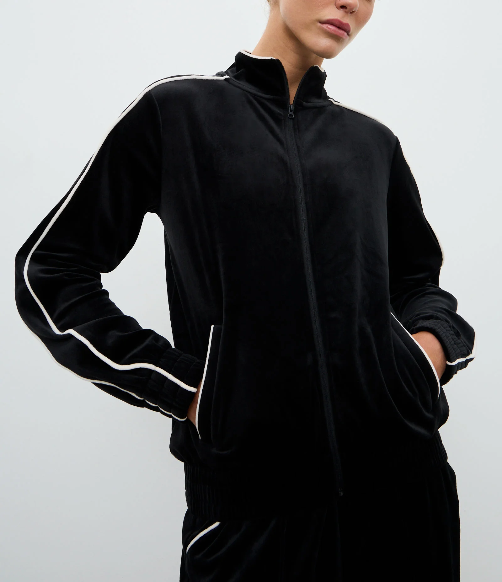 Jaqueta Esportiva em Plush com Piping Contrastante Preto 1
