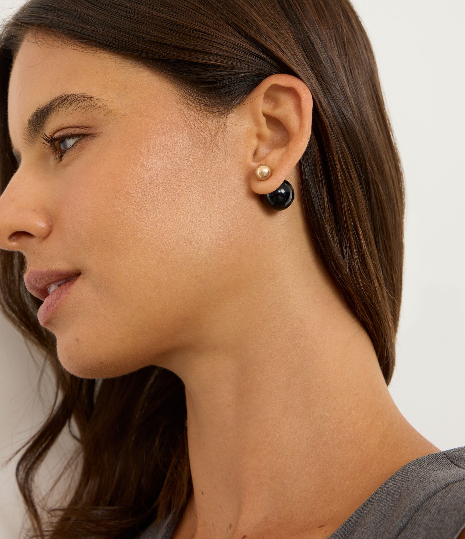 Brinco Duplo Pérola Invertida em Resina Preto/Dourado 1