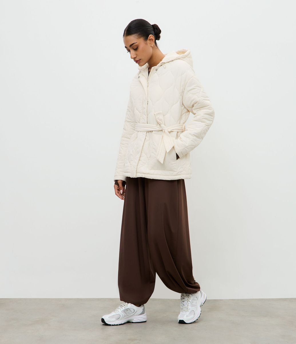 Jaqueta Acolchoada Alongada com Cinto Off White