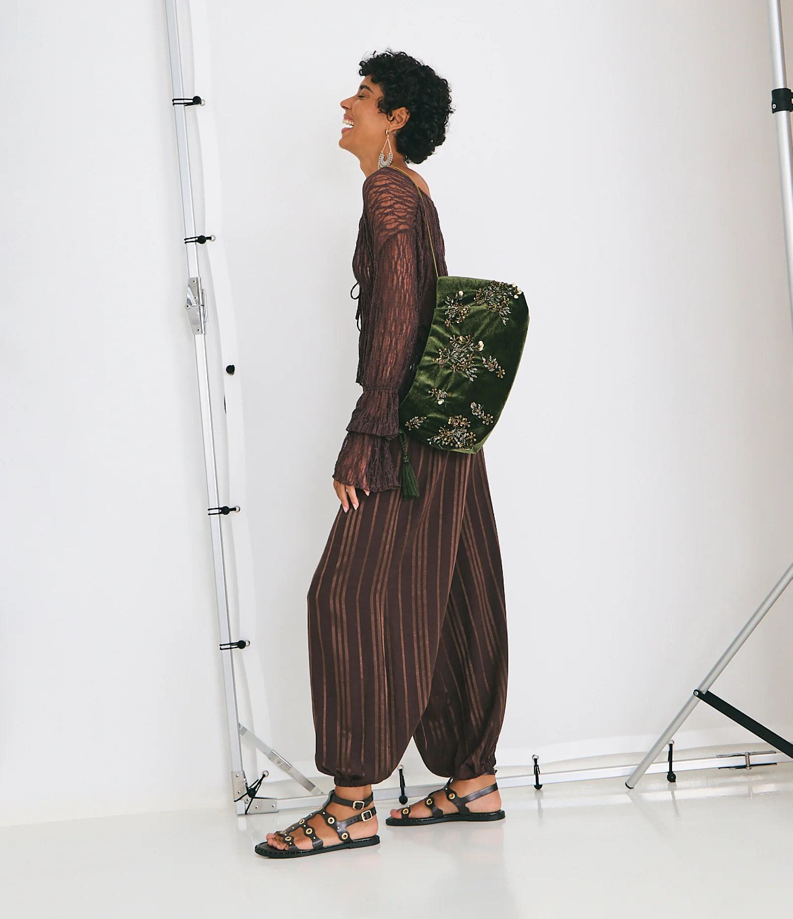 Calça Aladim em Viscose com Listras Marrom 1