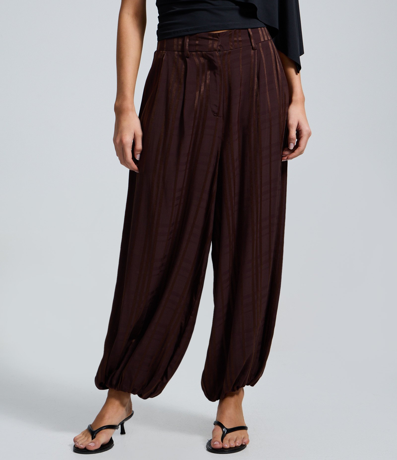 Calça Aladim em Viscose com Listras Marrom 3