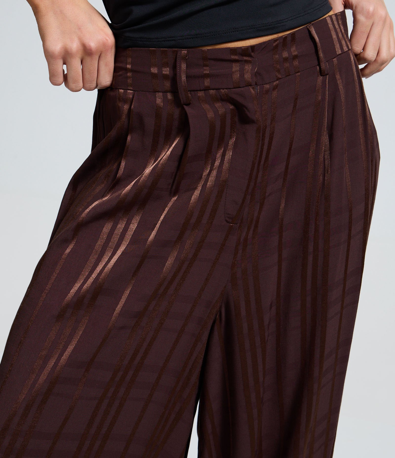 Calça Aladim em Viscose com Listras Marrom 4