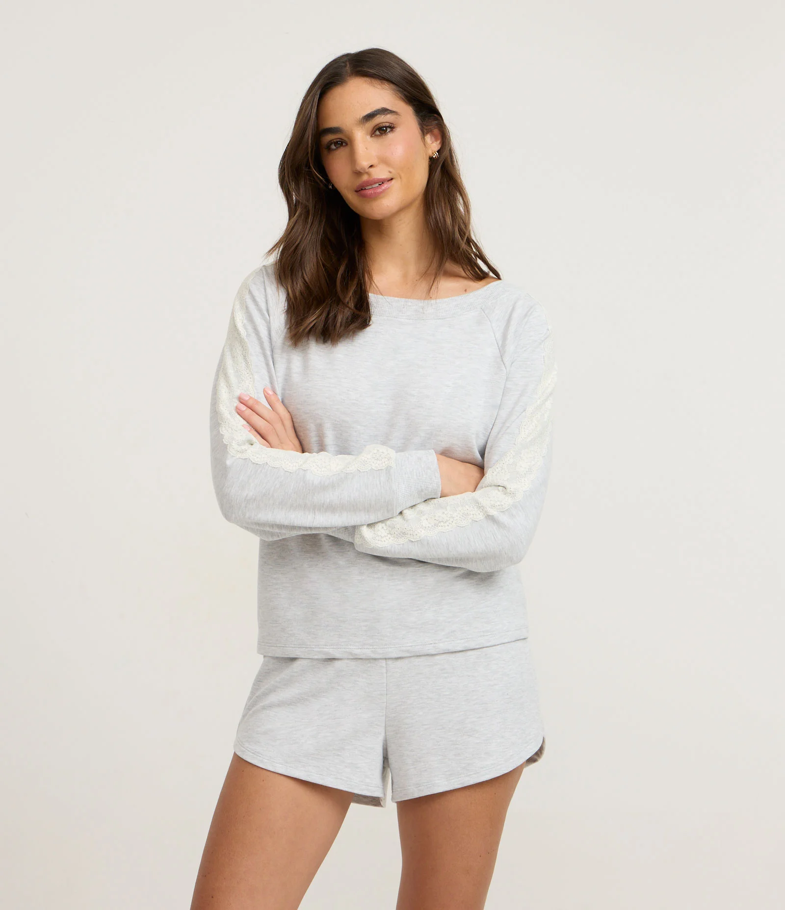 Pijama com Blusa Longa e Short Curto Detalhado em Renda Cinza 2
