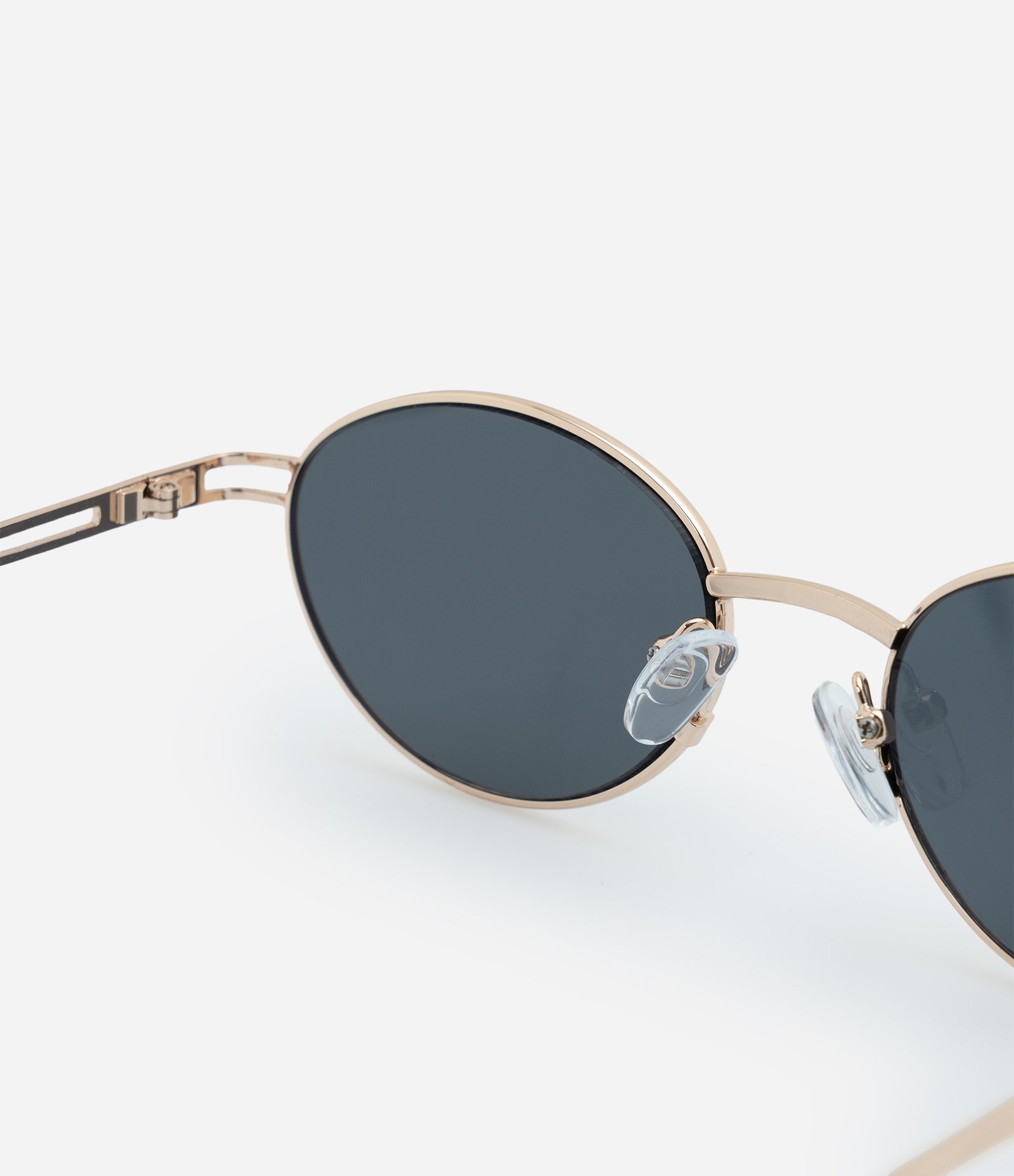 Óculos de Sol Redondo em Metal com Cordinha Dourado 3