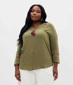 Bata Alongada em Chalis com Tassel e Bordado Étnico  Curve & Plus Size