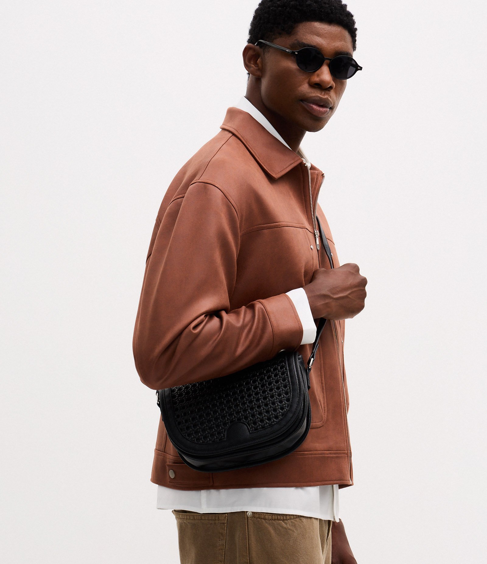 Bolsa em PU com Trama Artesanal e Alça Ajustável Preto 3