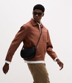 Bolsa em PU com Trama Artesanal e Alça Ajustável