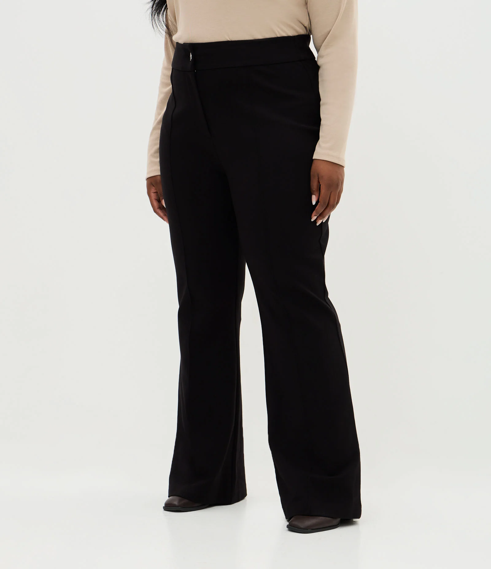 Calça Flare Ponto Roma com Nervura Curve & Plus Size Preto 2