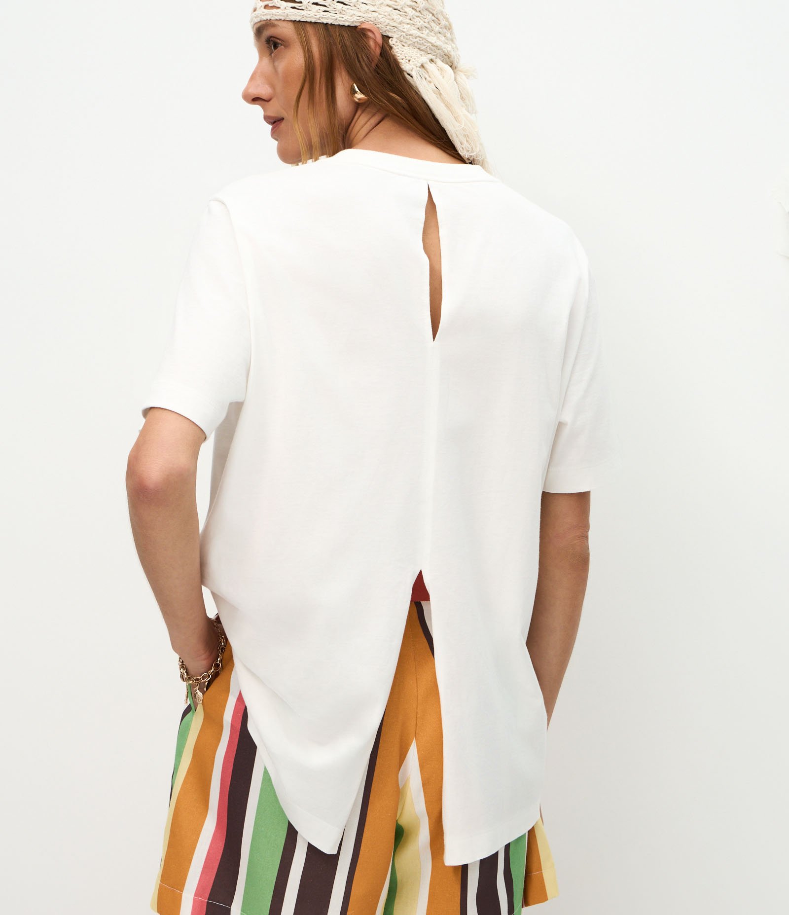 Camiseta Alongada em Algodão com Bordado de Peixe e Fenda nas Costas Branco 3