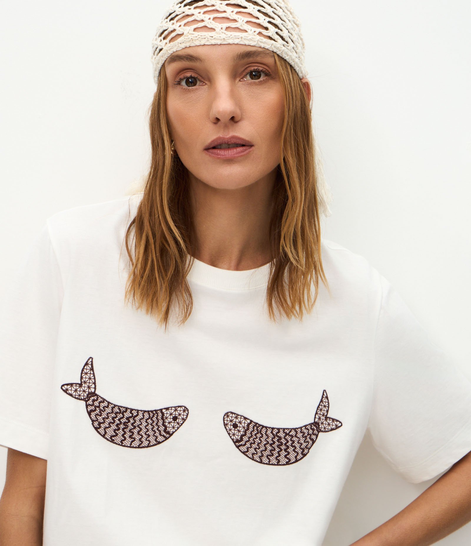 Camiseta Alongada em Algodão com Bordado de Peixe e Fenda nas Costas Branco 4