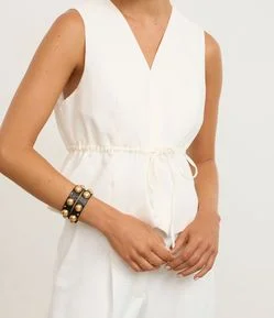 Bracelete com Aplicações de Esferas e Fechamento por Botões