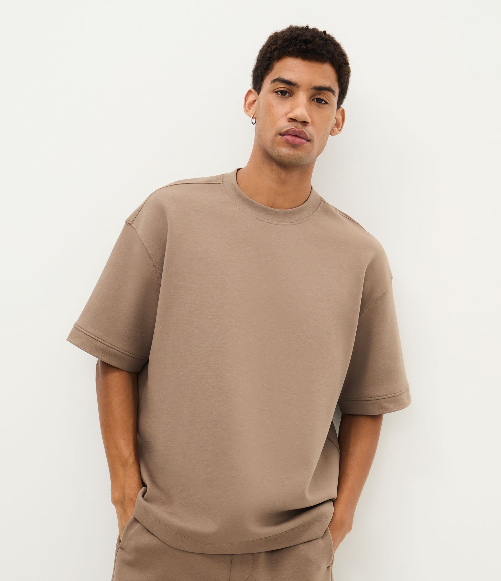 Camiseta Oversized em Moletinho com Cava Deslocada Marrom 1