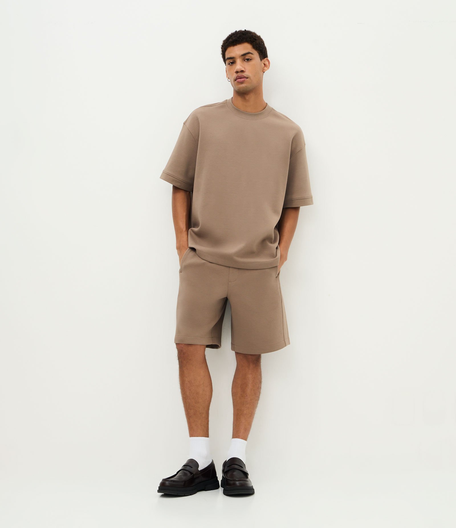 Camiseta Oversized em Moletinho com Cava Deslocada Marrom 2