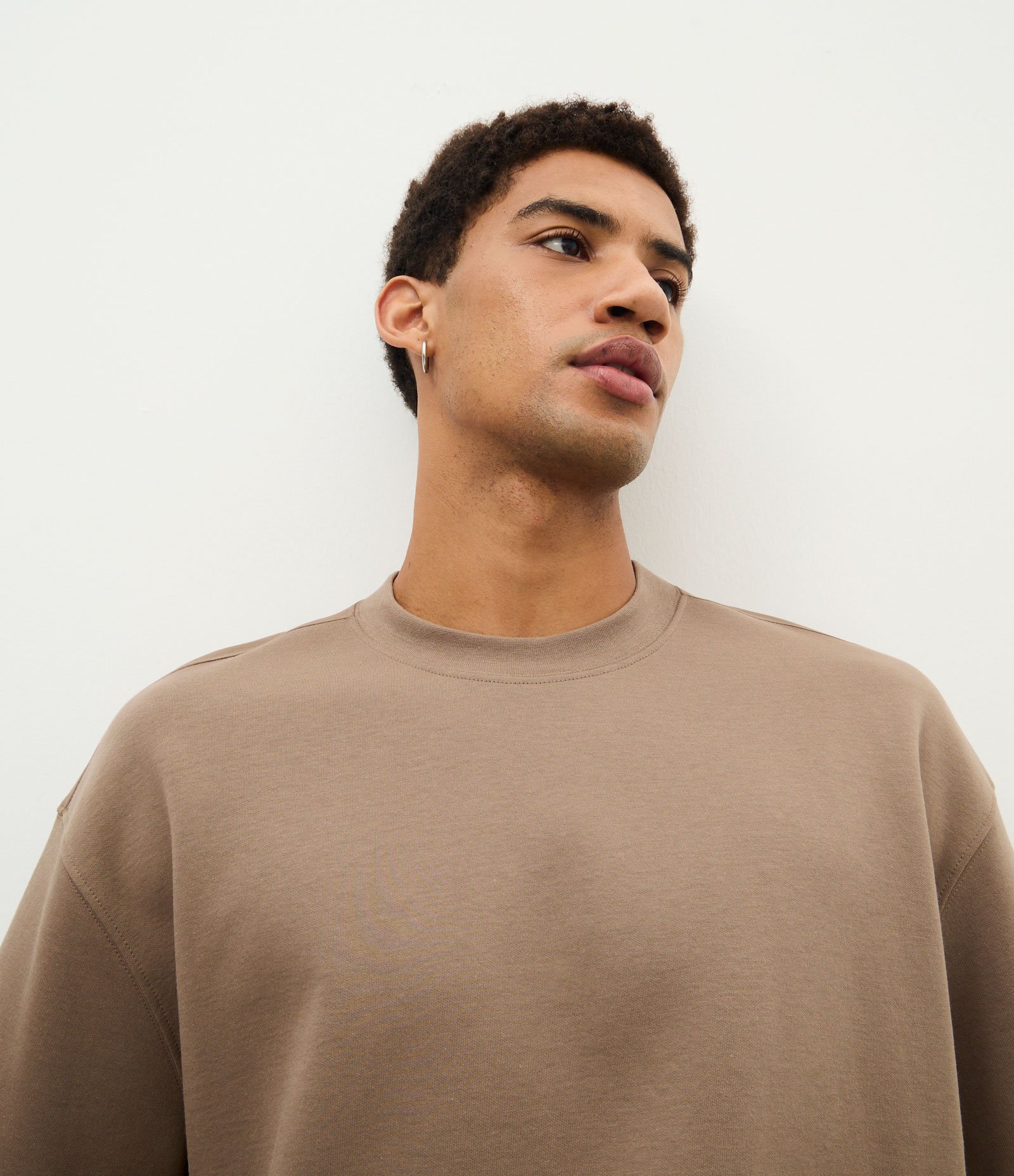 Camiseta Oversized em Moletinho com Cava Deslocada Marrom 3