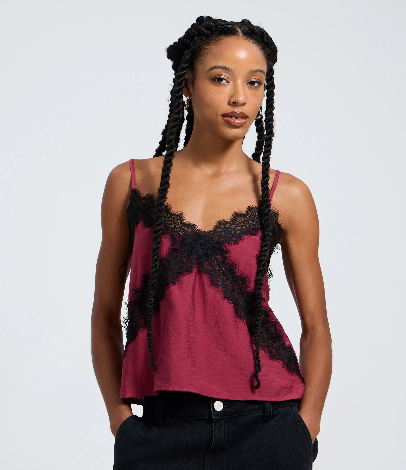 Blusa em Crepe com Alças Finas e Renda Cruzada no Busto Vermelho 1