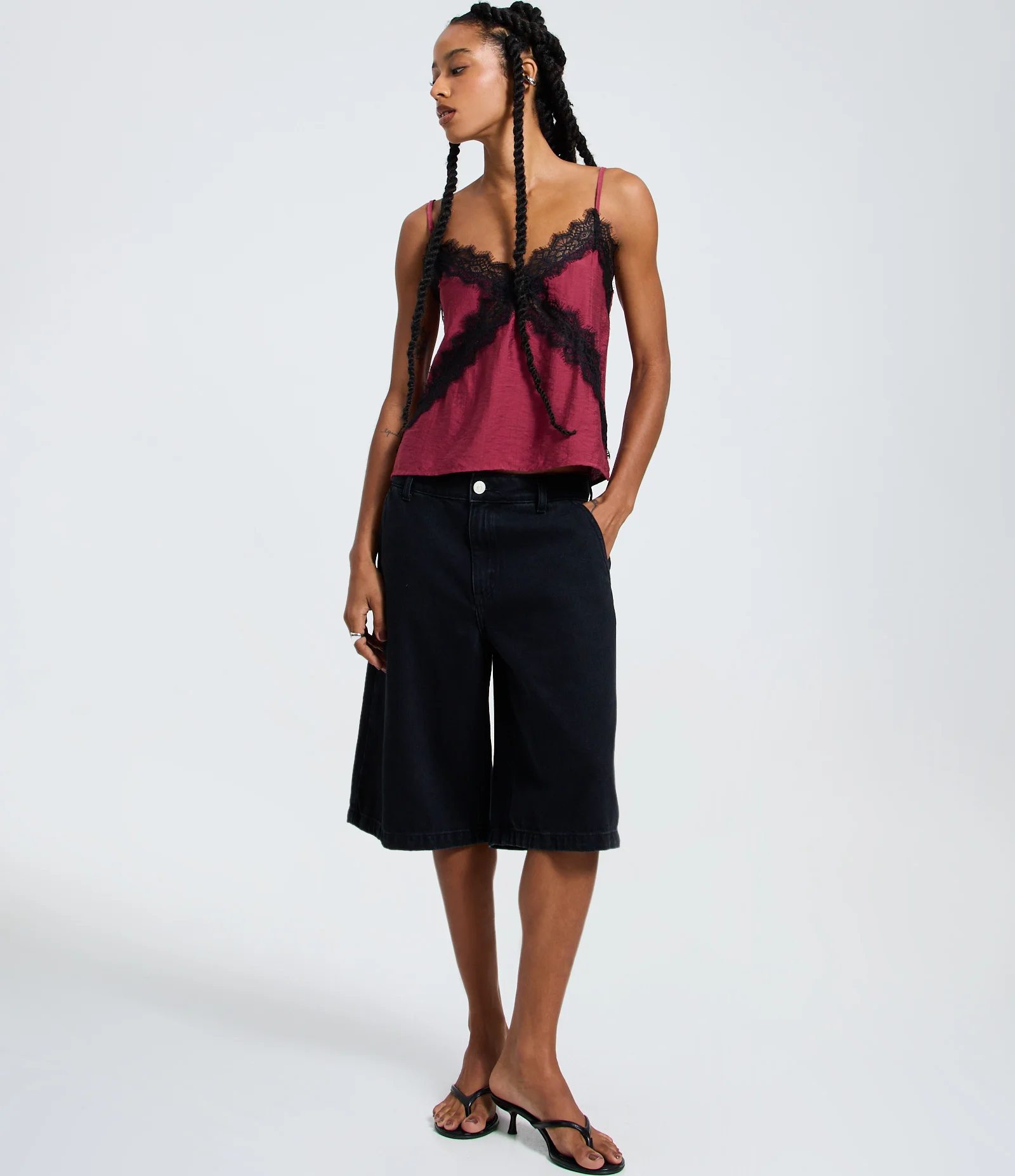 Blusa em Crepe com Alças Finas e Renda Cruzada no Busto Vermelho 2