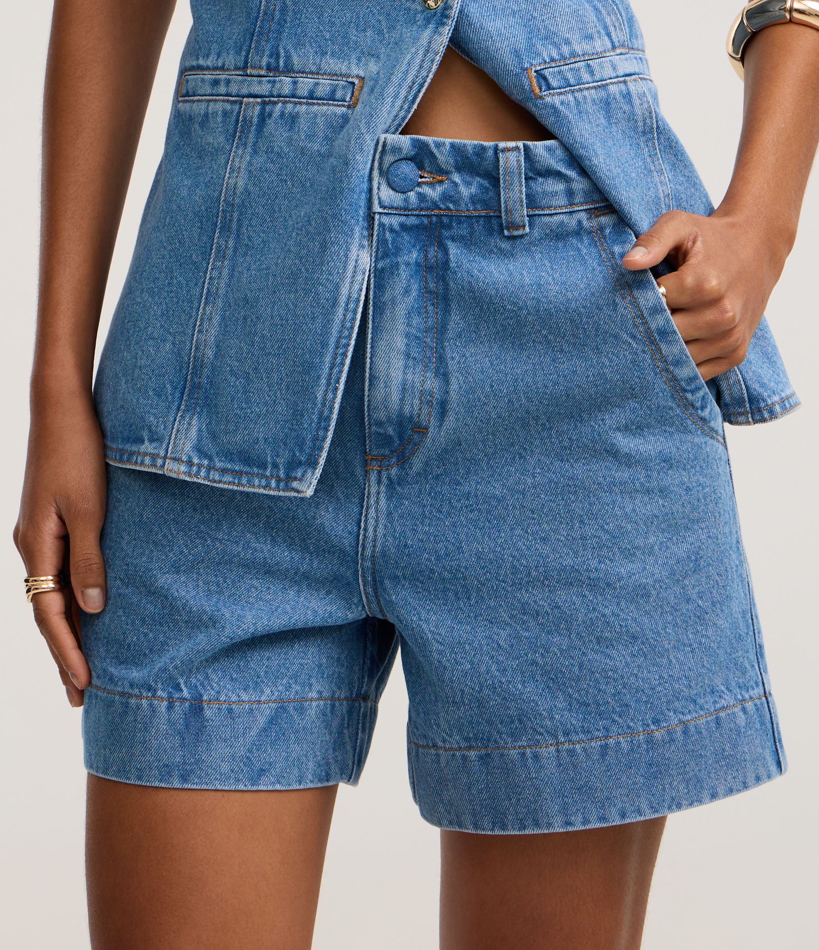 Short Mom em Jeans com Cós Alfaiatado e Botão Forrado Claro 3