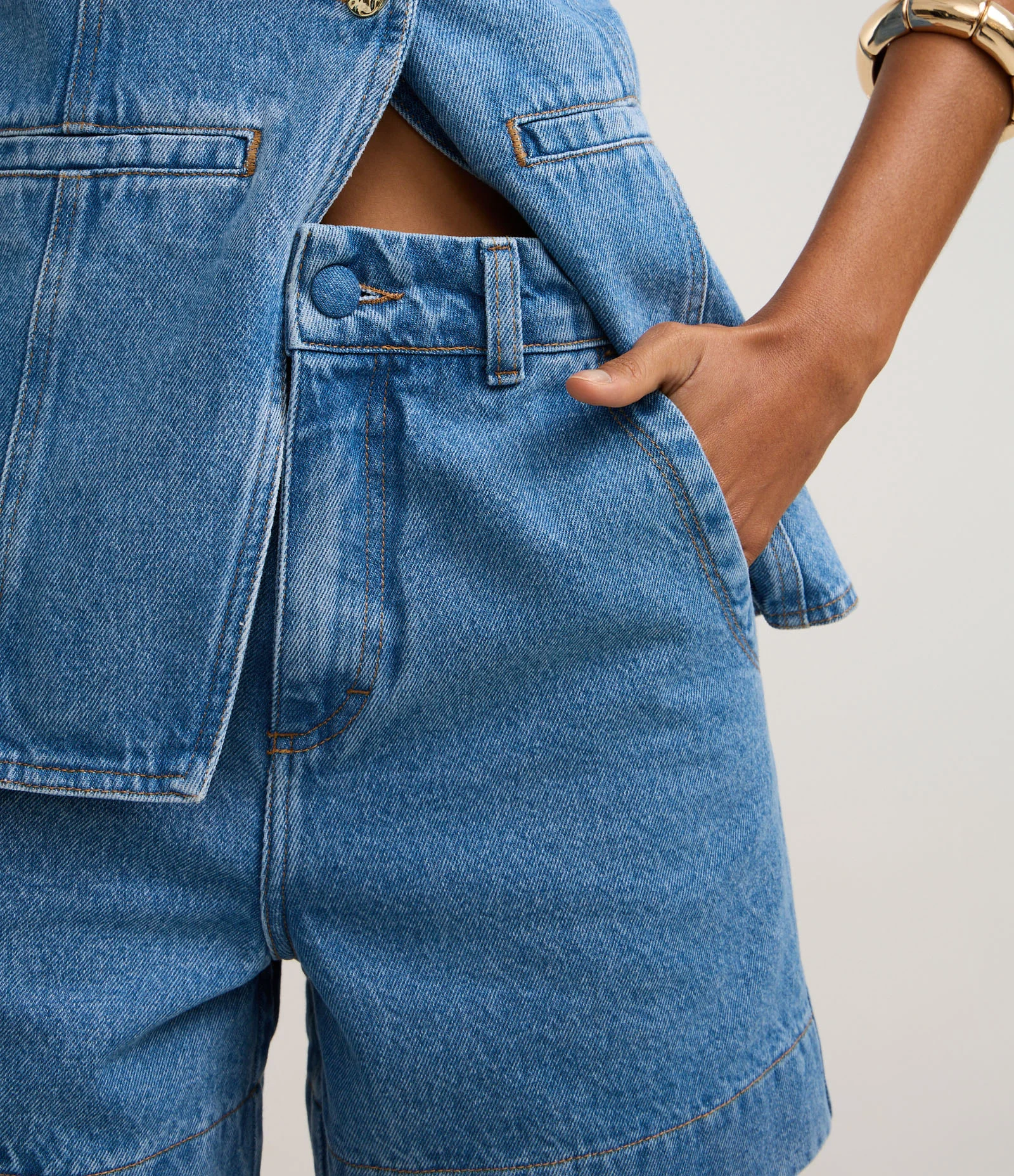 Short Mom em Jeans com Cós Alfaiatado e Botão Forrado Claro 4