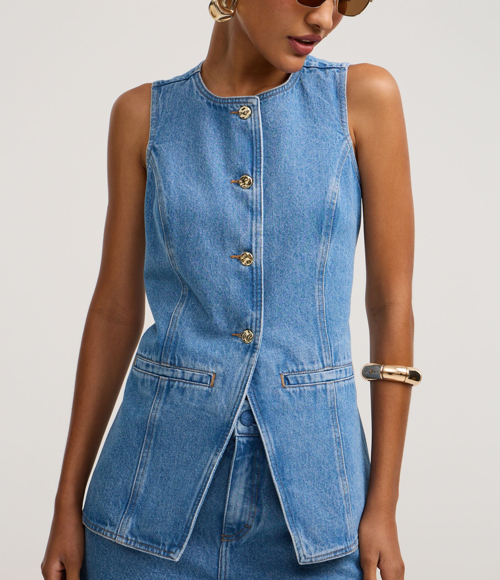 Colete Alongado em Jeans Cinturado com Botões Claro 4